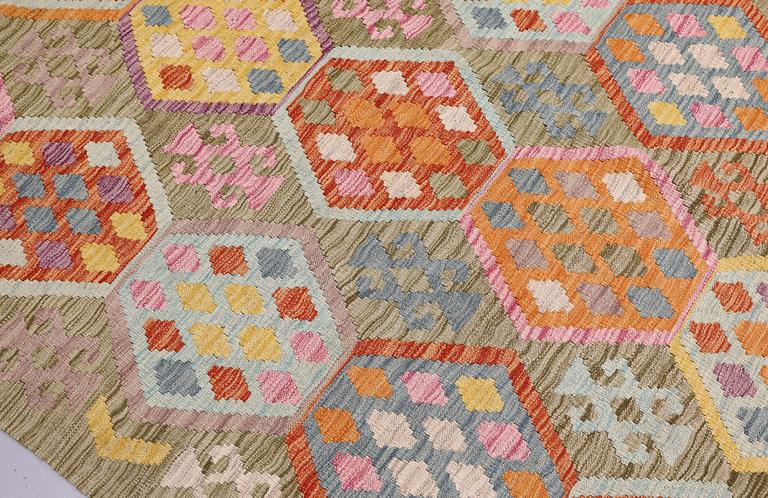 A Kilim rug, approx. 258 x 190 cm.