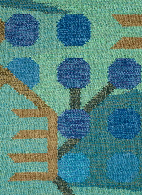 CARPET. "Blåbärsskogen". Flat weave (rölakan). 442,5 x 333,5 cm. Signed GHV LB DT BR.