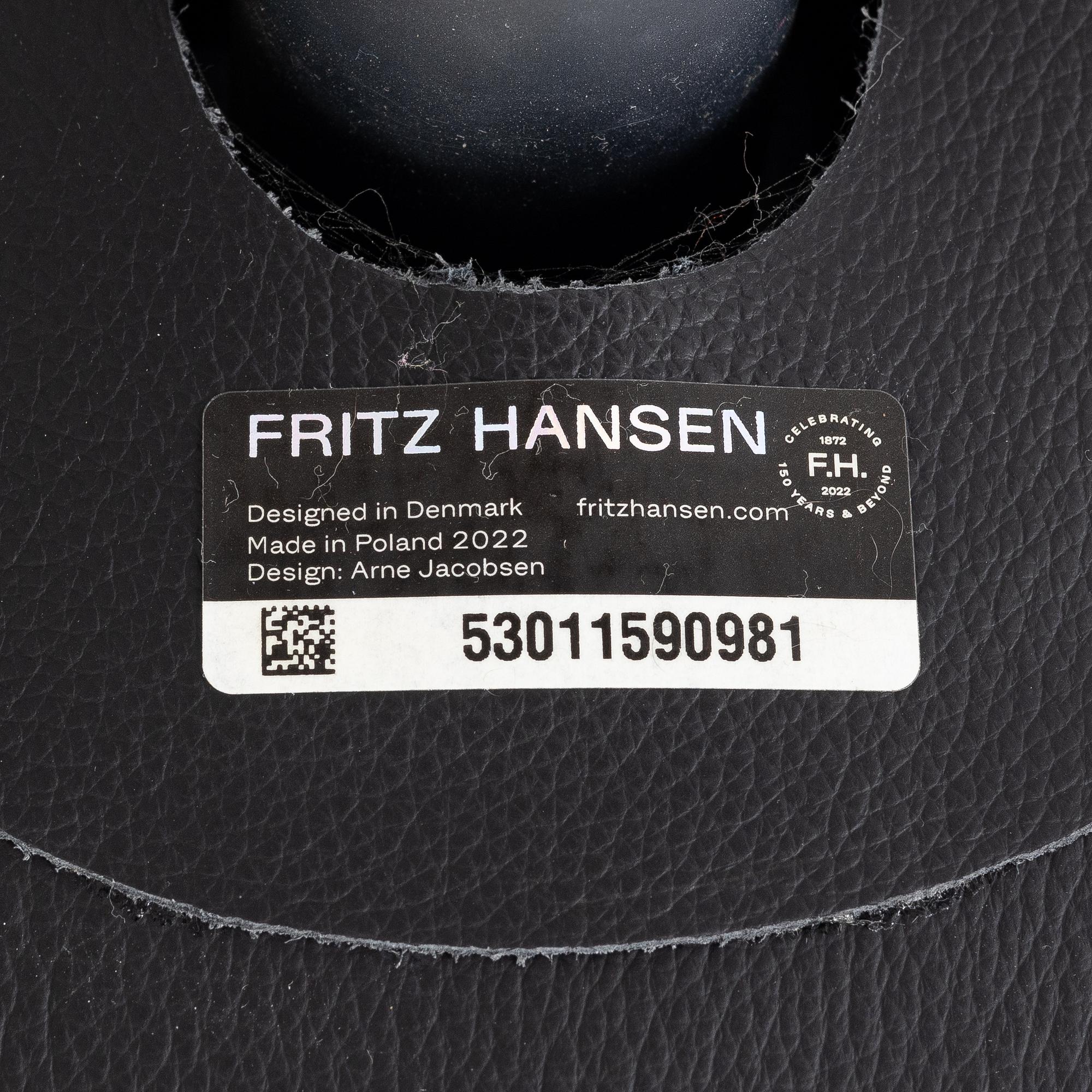 Arne Jacobsen, fåtölj med fotpall, "Ägget", Fritz Hansen, Danmark, 2022.