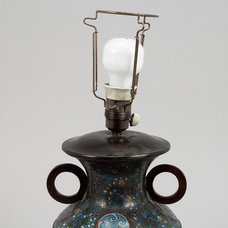 Urna, brons och cloisonne. Kina, omkring 1900.