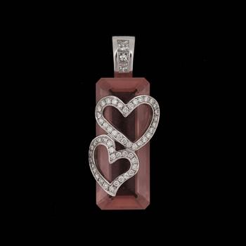 210. HÄNGE, trappslipad rosenkvarts, 11.3 ct med briliantslipade diamanter, tot. 0.13 ct.