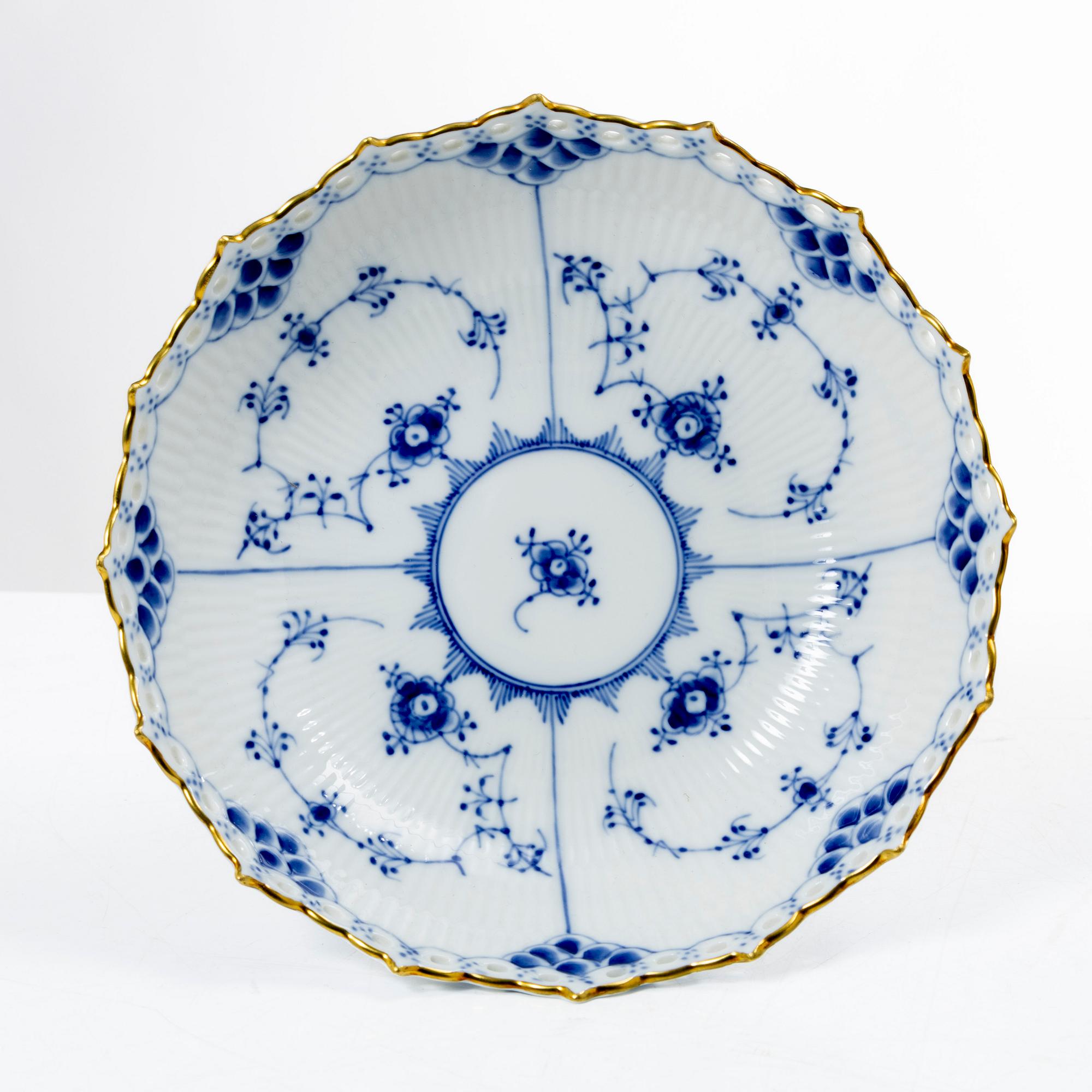 Royal Copenhagen, fat på fot, modell 1020, "Musselmalet Helblonde", Danmark.