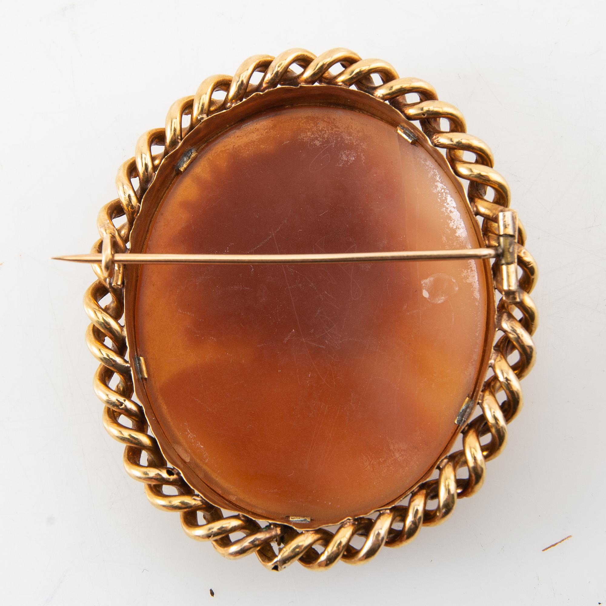 Brooch, 18K gold with cameo.