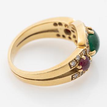 Ring, 18K guld med cabochonslipad smaragd och rubiner samt briljantslipade diamanter.