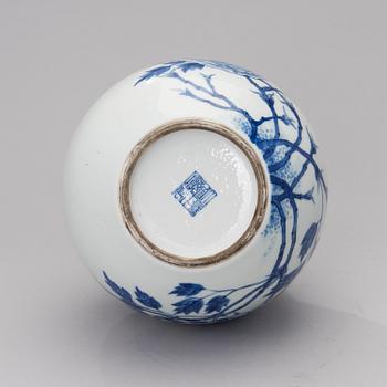 An early 20th century Chinese porcelain vase.