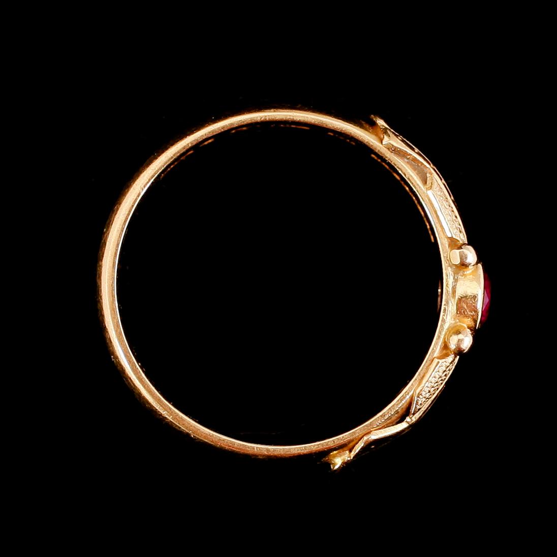 RING, boliden 18 k guld, 1955 med röd sten. Vikt ca 5 gram.