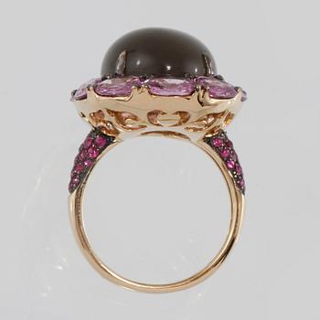 RING, 18K guld med cabochonslipad månsten, fasettslipade rosa safirer 4.41 ct samt rubiner 0.44 ct. Vikt 9,4 gram.