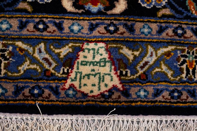 A CARPET, so called Royal Kashan, signerad Isfahanian, ca 413 x 303.