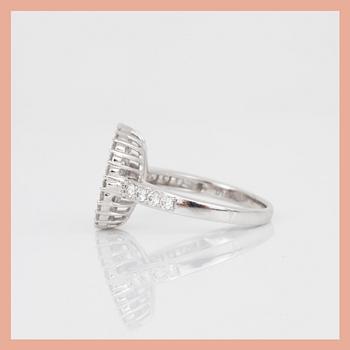 RING, 18K vitguld med briljantslipade diamanter, tot ca 1,59 ct. Total vikt ca 5,26 g.