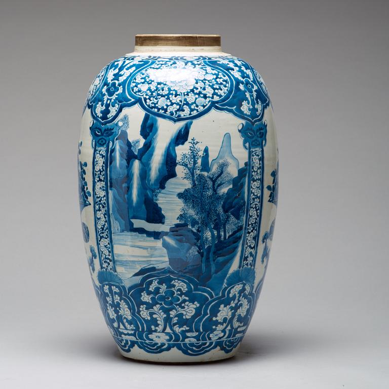 A large blue and white jar, Qing dynasty, Kangxi (1662-1722).