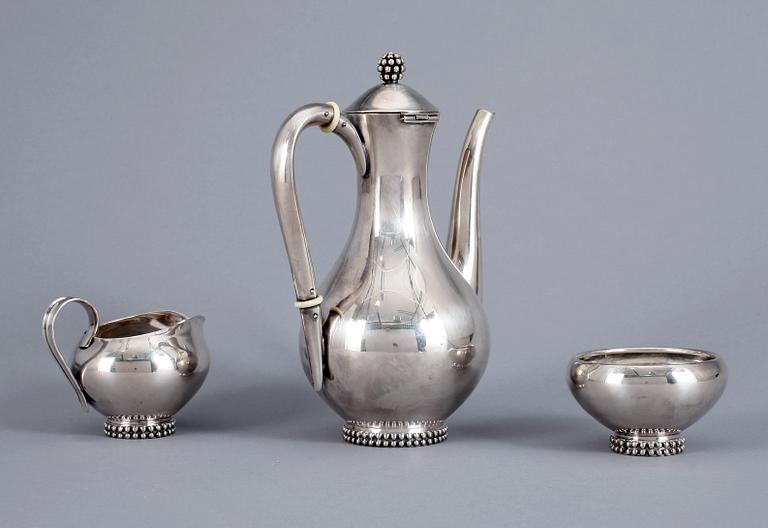 KAFFESERVIS, 3 delar, sterlingsilver, svenska importstämplar. 1900-talets första hälft. Total vikt ca 449 gram.