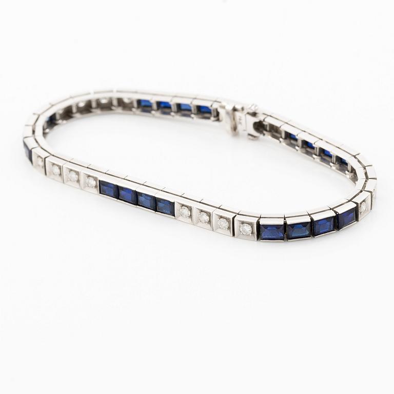 Arm bracelet, 14K white gold with sapphires and brilliant-cut diamonds.