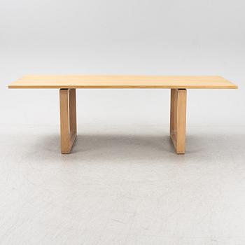 Cecilie Manz, matbord, "Essay CM 22", Fritz Hansen, Danmark.