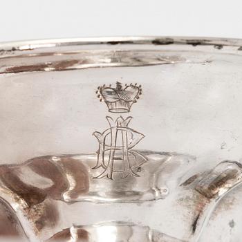 MALJOJA, 2 kpl, hopeaa, ja pikari, Wien Sheffield Kiina tms. Uushopea tarjotin, Ei huutokauppaan.