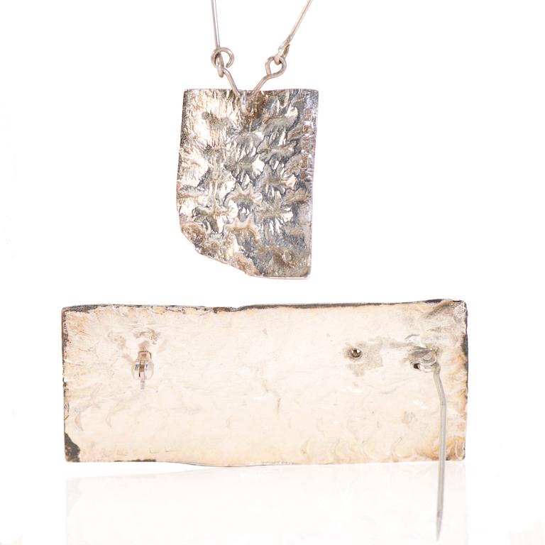 RINTAKORU ja KAULAKORU, Juha Koskela design, hopeaa, titaania, timantti. 1985 ja 1991. Paino yht. 30,9 g.