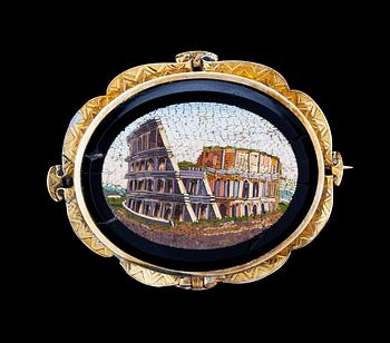 1136. BROSCH, mikromosaik avbildande Colosseum på onyx med guldram. Italien, ca 1860-tal.