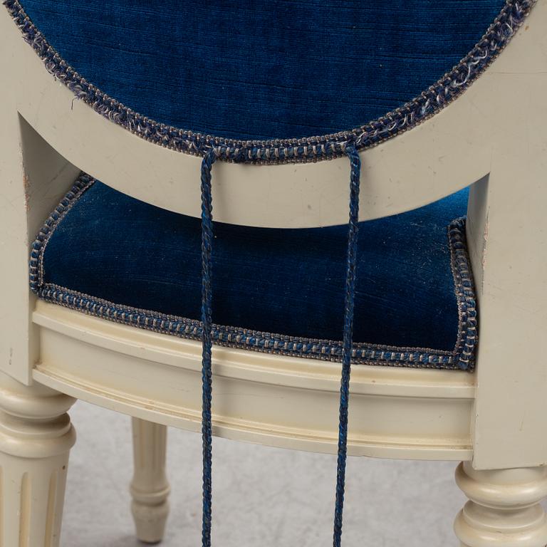 A Gustavian style dining table and eight chairs, late 20th century.