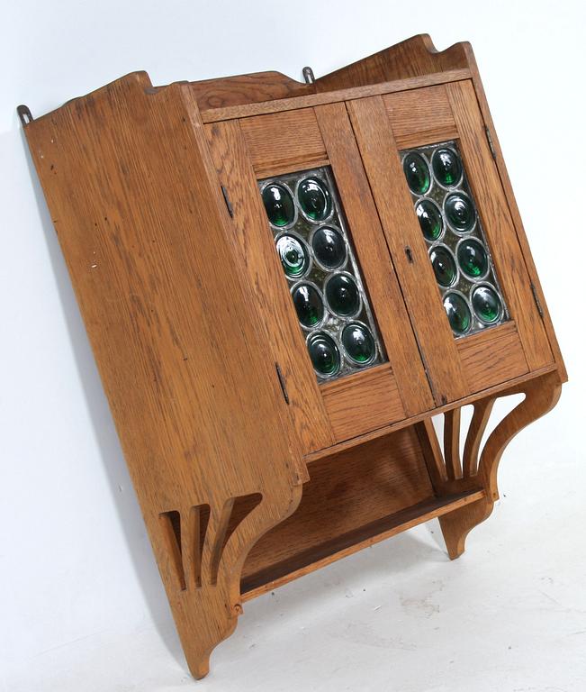 HYLLSKÅP, jugend, 1900-talets början.