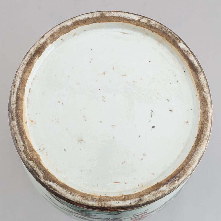 A famille verte floor vase, Qing dynasty, early 20th century.