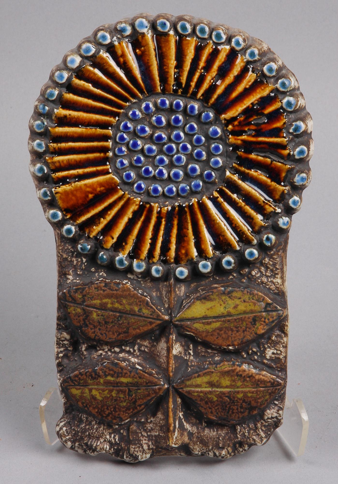 FIGURIN samt VÄGGPLAKETT, stengods, Lisa Larson, Gustavsberg.