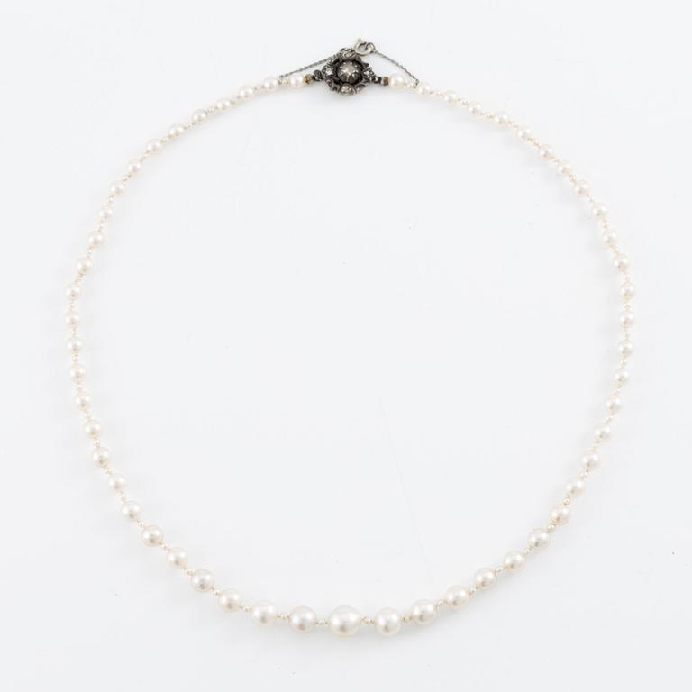 Necklace of pearls with a gold and silver clasp set with rose-cut diamonds.