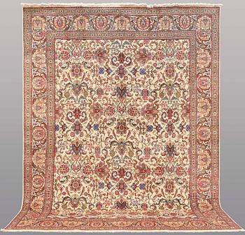 A CARPET, Tabriz, ca 398 x 287 cm.