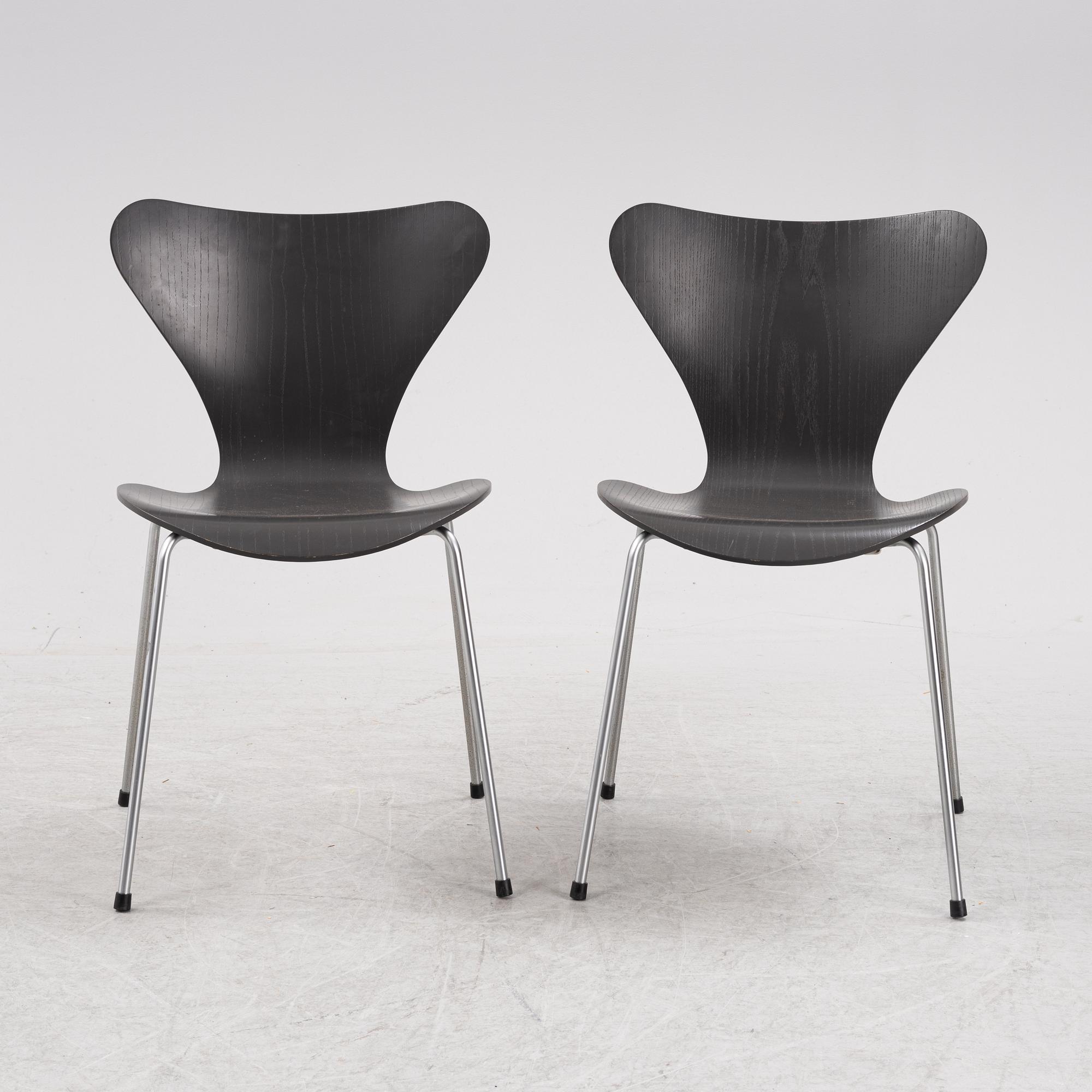 Arne Jacobsen, stolar, ett par, "Sjuan", Fritz Hansen, Danmark, daterade 2002.