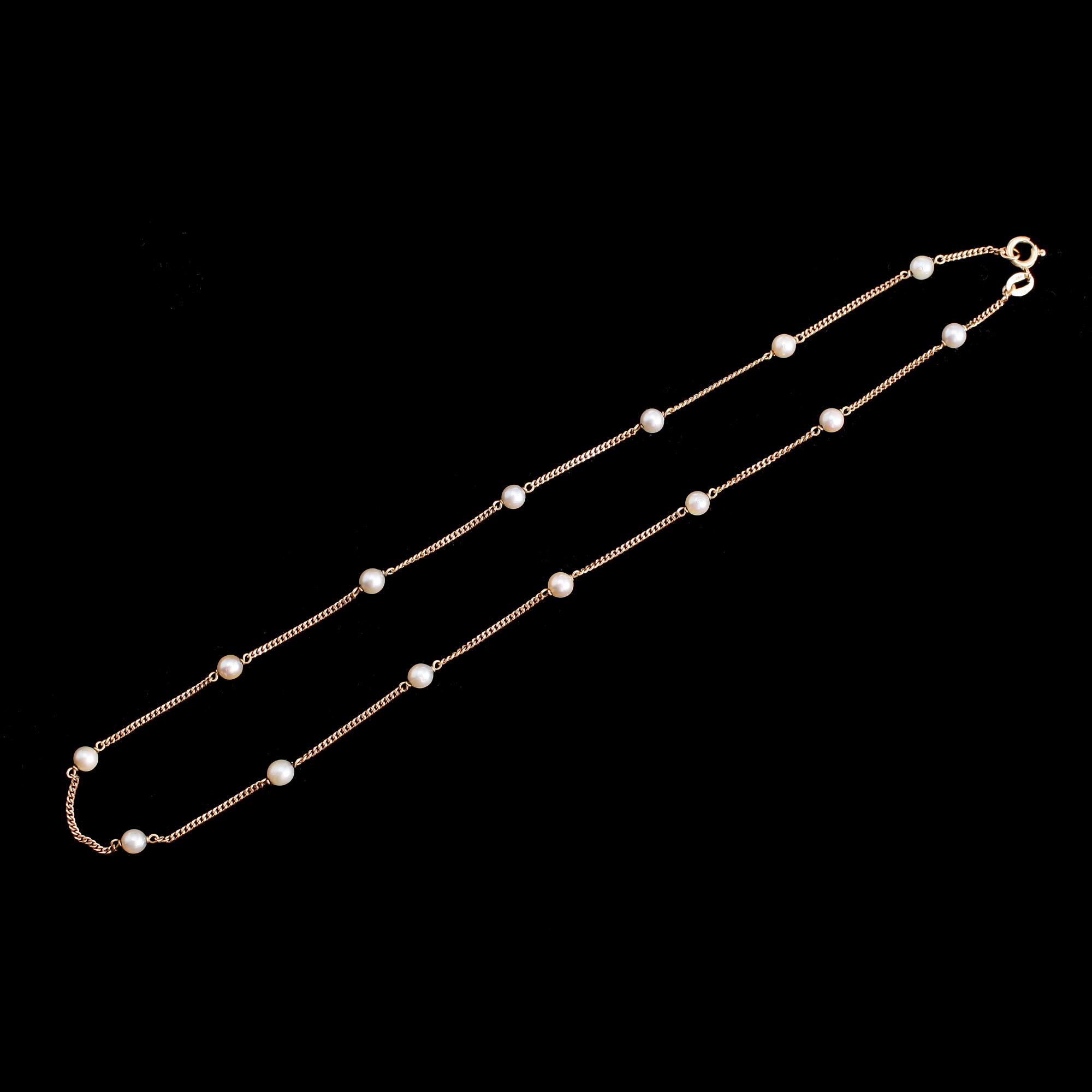 HALSKEDJA, 18 k guld med odlade pärlor. Total vikt ca 5 gram.