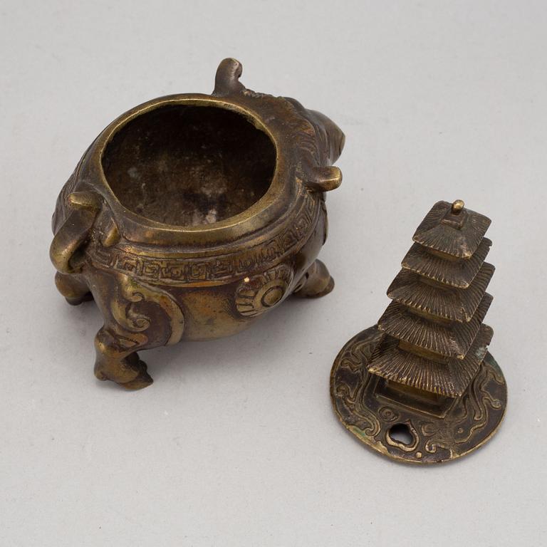 A group of Chinese and Japanese objects, nine pieces.