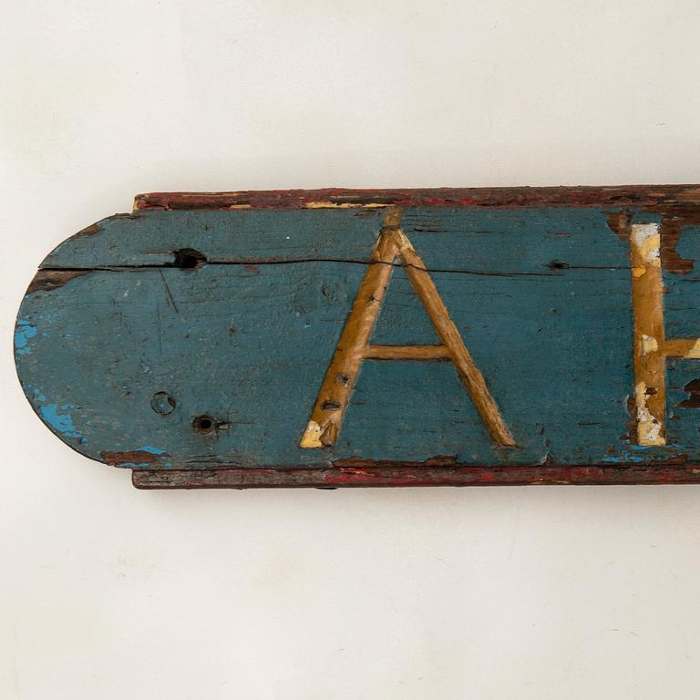 Namnskylt för båt "Ahus" 1900-tal.