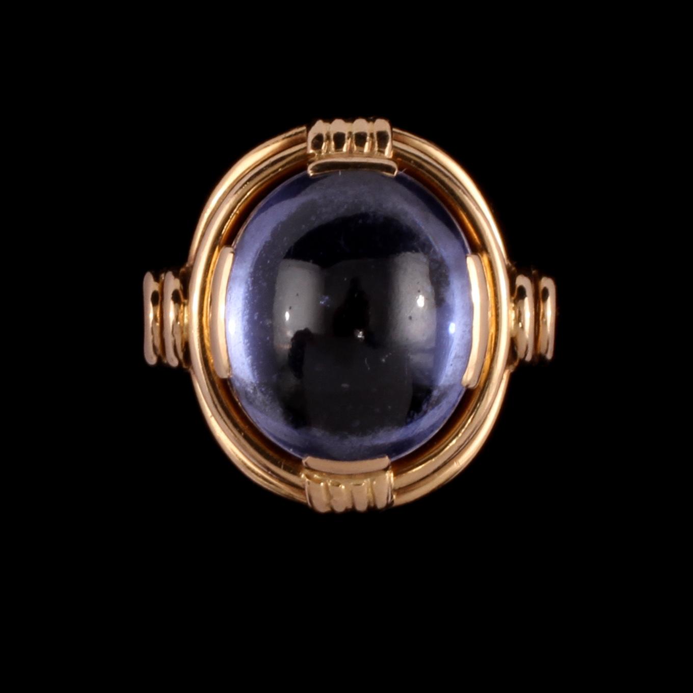RING, 18k guld med cabochonslipad spinell, Stockholm, 1900-talets mitt. Vikt 8g.