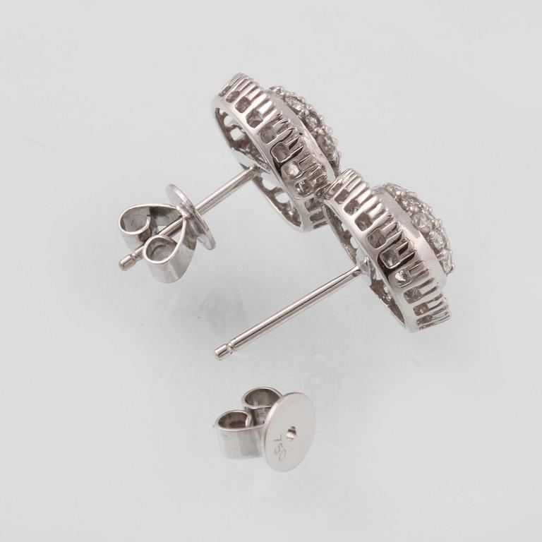 ÖRHÄNGEN, 18K vitguld med briljant och baguetteslipade diamanter ca 0.91 ct. Vikt 3,8 gram.