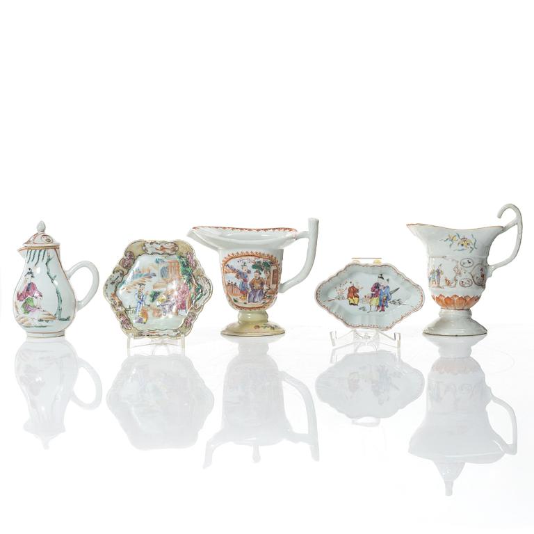 A group of three Chinese famille rose porcelain ewers and two dishes, Qing dynasty, Qianlong (1736-95).