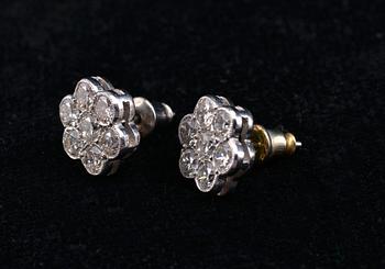 A PAIR OF EARRINGS, brilliant cut diamonds c. 2.10 ct. Weight 3,7 g.