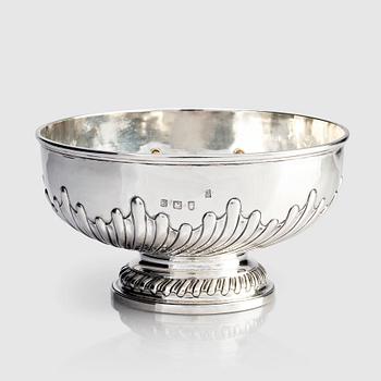 An English silver bowl, mark of Daniel Smith & Robert Sharp, London 1761/62.