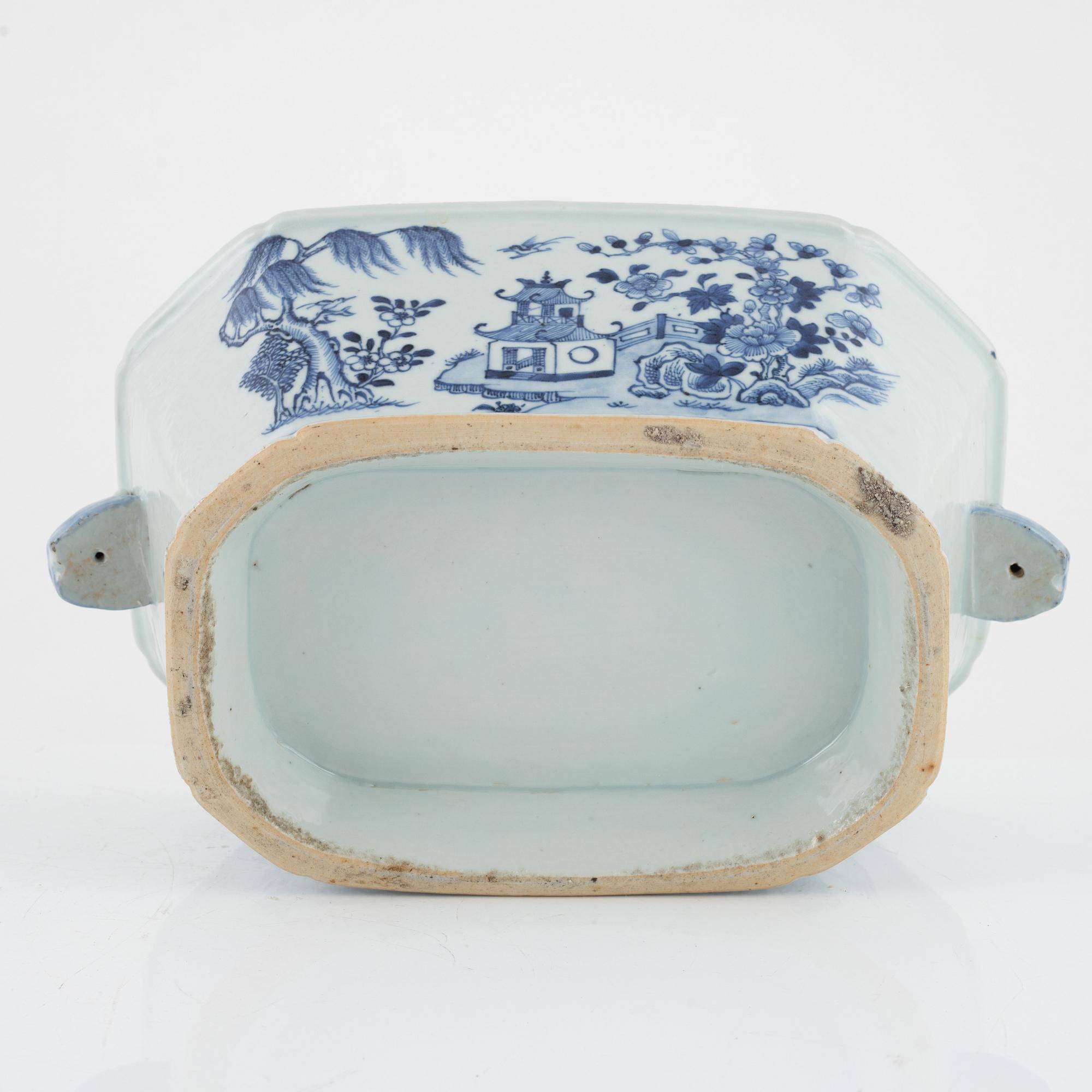 A blue and white tureen with cover, Qing dynasty, 18th Century.