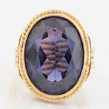 Ring, 18K gold with a synthetic stone.