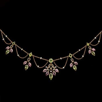 COLLIER med odlade pärlor, peridoter och rosa turmaliner. Troligen ca 1900.