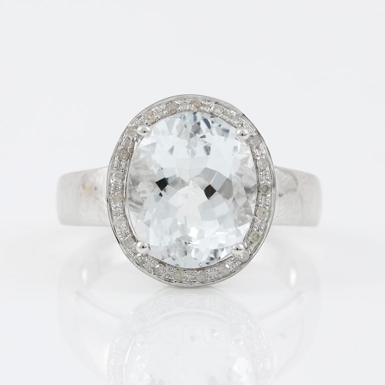 RING, 14k guld med ovalslipad akvamarin tot ca 4,30 ct omgivs av små åttkantslipade diamanter. Vikt 5,55 g.
