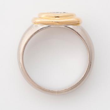 Ring 18K guld och vitguld med runda briljantslipade diamanter.