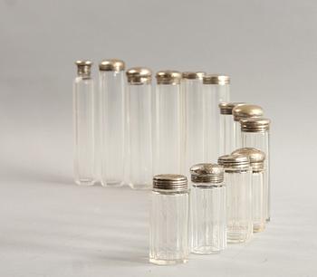 RESEFLASKOR, 13 st. Silver o glas, England, omkring sekelskiftet 1800/1900.