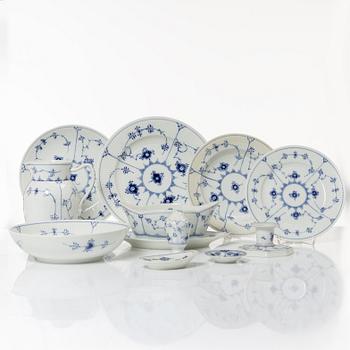 Matservis, 51 delar, porslin, "Musselmalet", Royal Copenhagen, Danmark.
