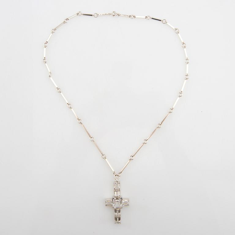 Wiwen Nilsson, Collier av silver och fasetterade bergkristaller i form av ett kors, Lund 1937.