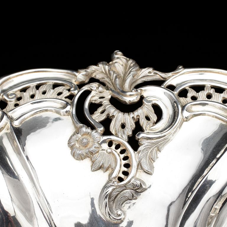 SKÅL PÅ FOT, silver, Gustav Möllenborg, Stockholm 1848, Total vikt ca 1069 g.