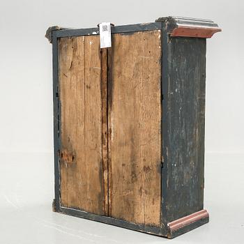 HÄNGSKÅP, allmoge, 1800-tal.