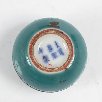 Ask med lock, porslin, sen Qingdynasti/omkring 1900.