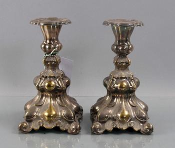 LJUSSTAKAR, ett par, nysilver, rokokostil.