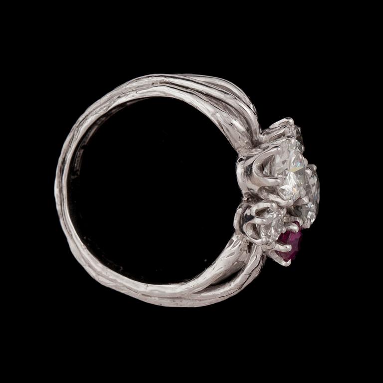 A brilliant cut diamond ring tot. app. 1.50 ct with a ruby, W.A. Bolin 1976.