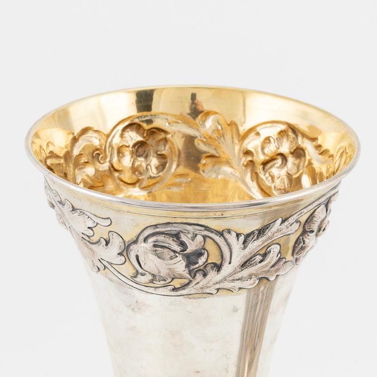 A Swedish silver beaker with cover, 1906.