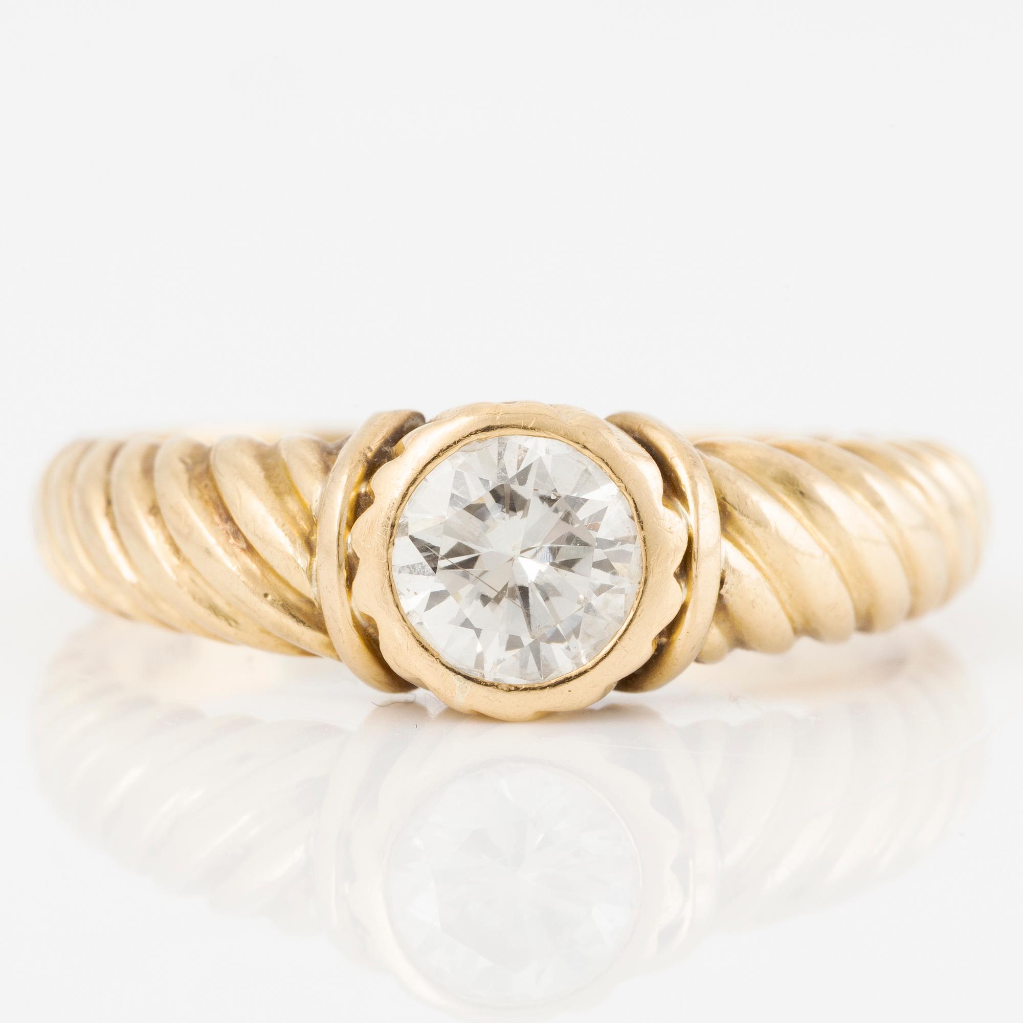 Ring, 18K guld med solitär briljantslipad diamant.